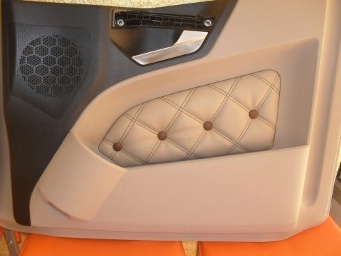 Un primo piano della portiera di un'auto con i pulsanti su di essa