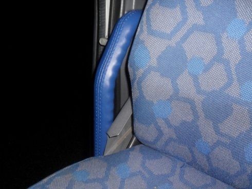 Un primo piano di una sedia blu con una maniglia blu