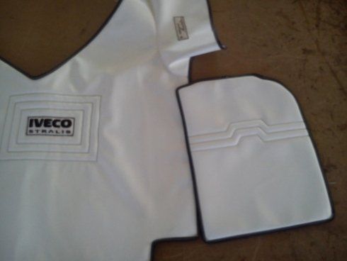 Un gilet bianco con la scritta Iveco sopra