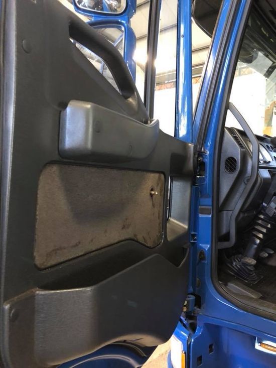 L'interno di un camion blu con la portiera aperta