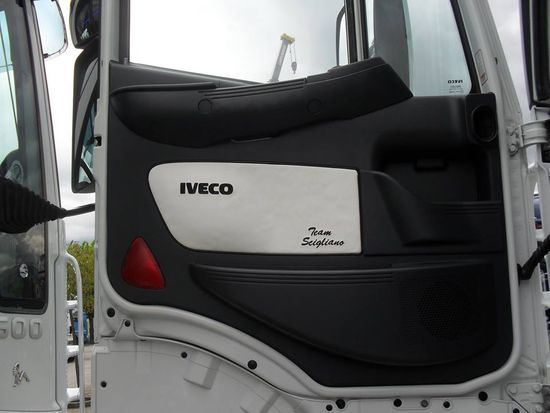 Viene mostrata la portiera di un camion Iveco