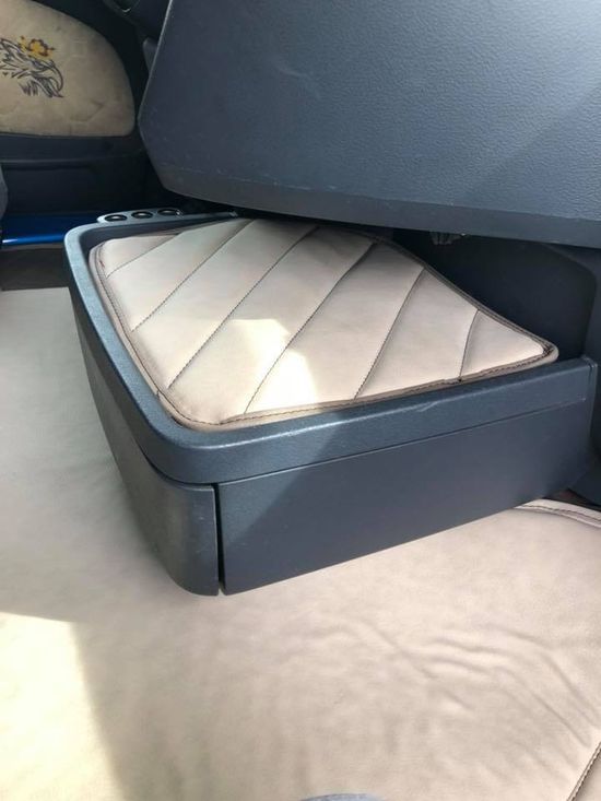 Un cuscino è appoggiato sul pavimento di un'auto.