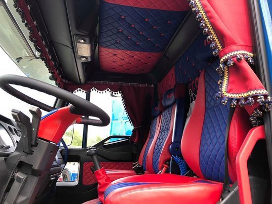 L'interno di un camion con sedili rossi e blu