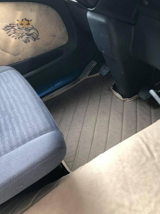 Un primo piano di un sedile per auto con un leone ricamato sopra.
