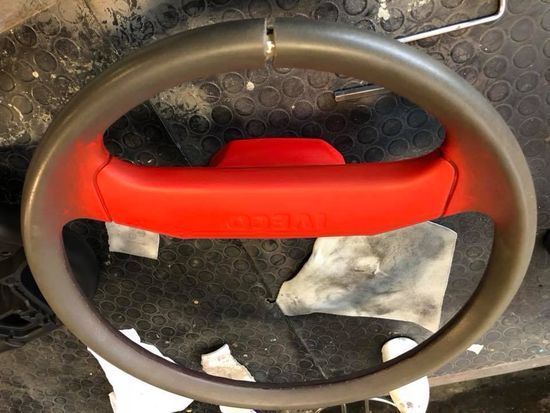 Un volante rosso con la scritta abarth sopra