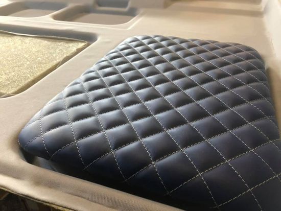 Un primo piano di un sedile trapuntato blu in un'auto