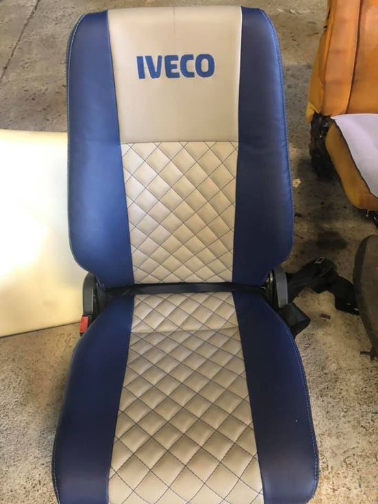 Un sedile blu e bianco con la scritta Iveco sopra
