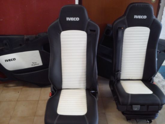 Un paio di sedili Iveco neri e bianchi