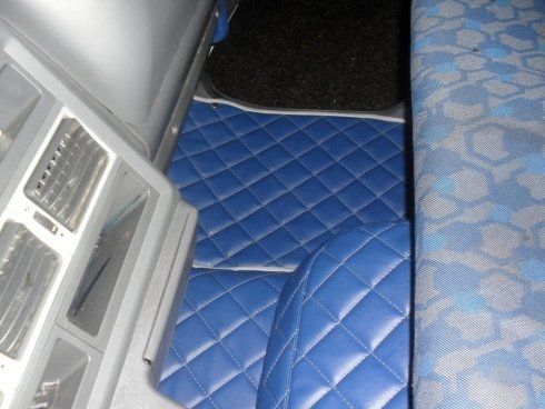 Un sedile in pelle trapuntata blu in un'auto