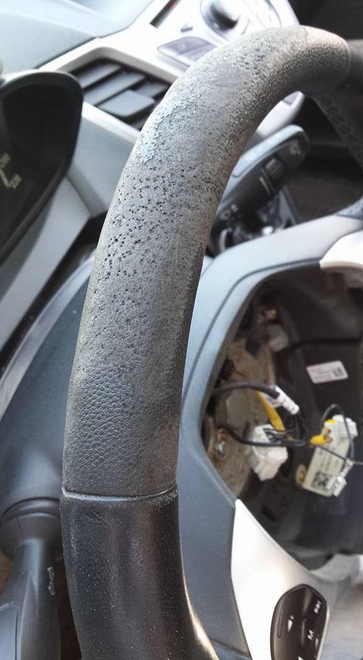 Un primo piano del volante di un'auto