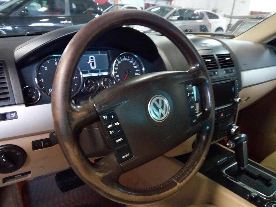 Il volante di un'auto Volkswagen con il numero 0 su di esso