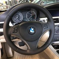 Primo piano del volante e del cruscotto di una bmw.