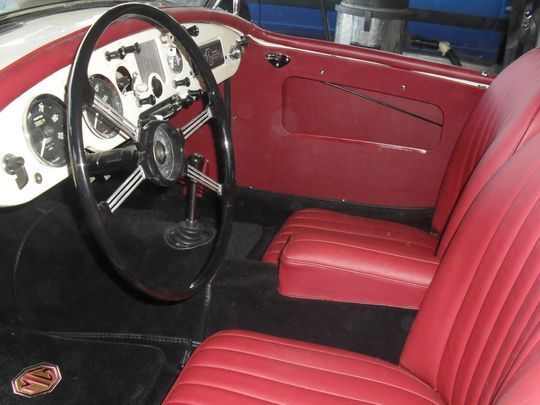 L'interno di un'auto con sedili rossi e volante