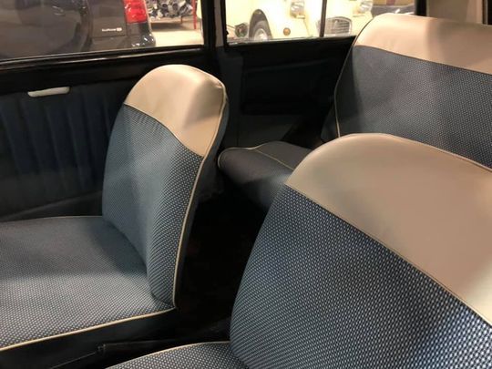 L'interno di un'auto con sedili blu e bianchi