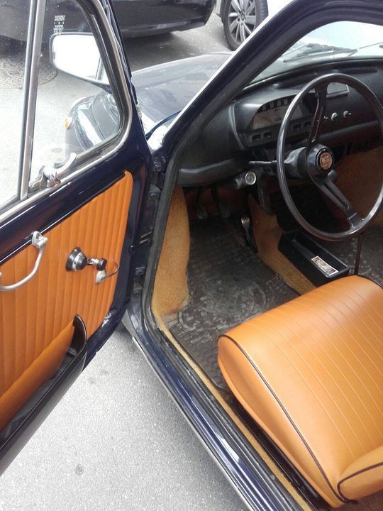 L'interno di una vecchia auto con la portiera aperta