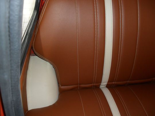 Un primo piano di un sedile in pelle marrone e bianca in un'auto