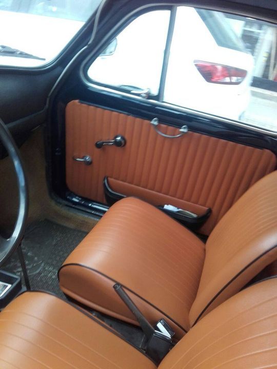 L'interno di un'auto con sedili marroni e volante