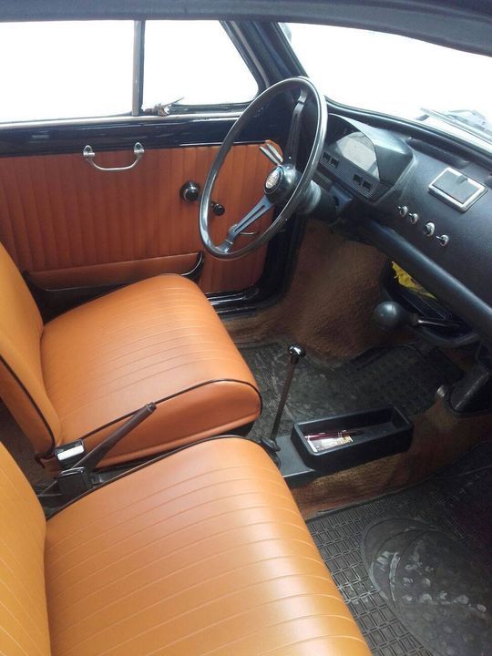 L'interno di un'auto con sedili marroni e volante