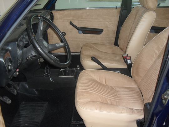 Un'auto blu con sedili color cuoio e volante
