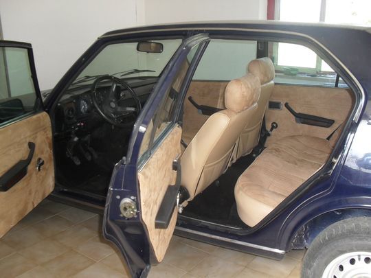 L'interno di un'auto blu con le portiere aperte