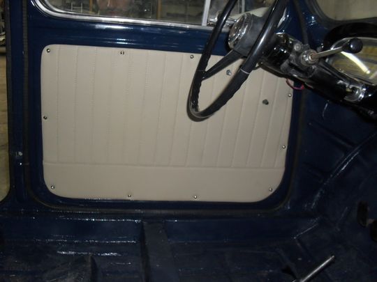 L'interno di un'auto blu con un volante