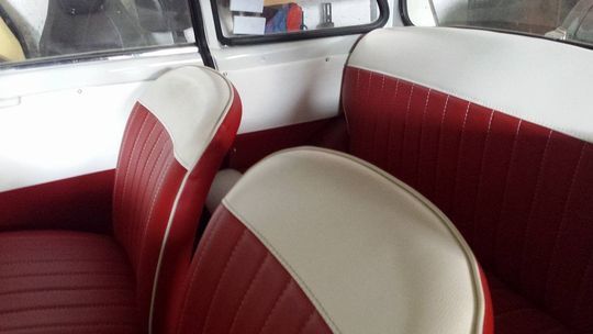 L'interno di un'auto con sedili rossi e bianchi