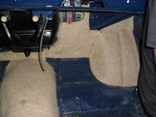 L'interno di un'auto blu con il pavimento in moquette
