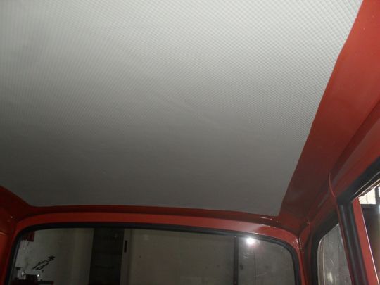 Guardando il soffitto di un camion rosso