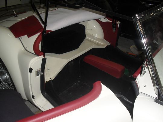 L'interno di un'auto bianca con sedili rossi
