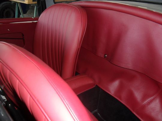 Un primo piano di un sedile in pelle rossa in un'auto
