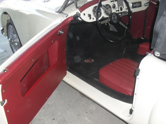 L'interno di un'auto bianca con sedili rossi