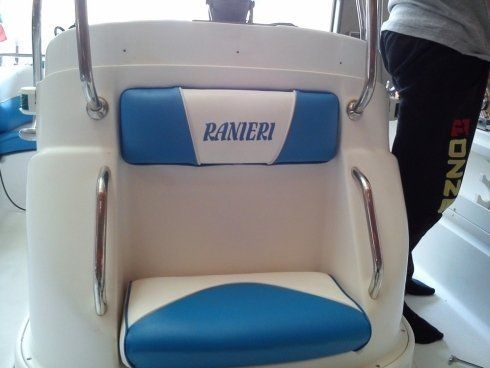 Un sedile panieri blu e bianco su una barca