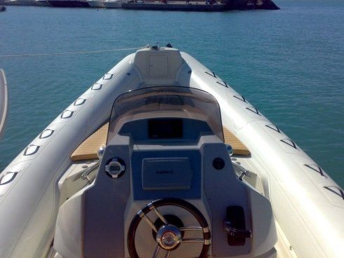 Una barca bianca con un volante è in acqua