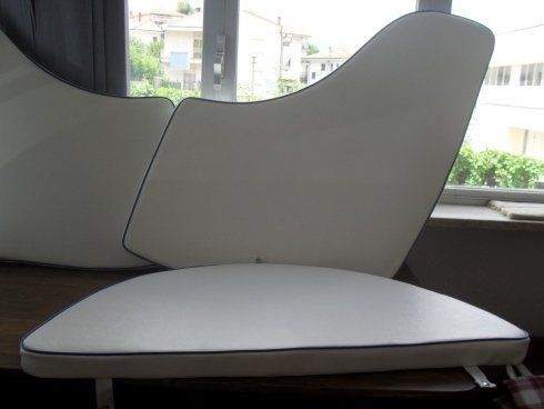 Una sedia bianca è appoggiata davanti a una finestra