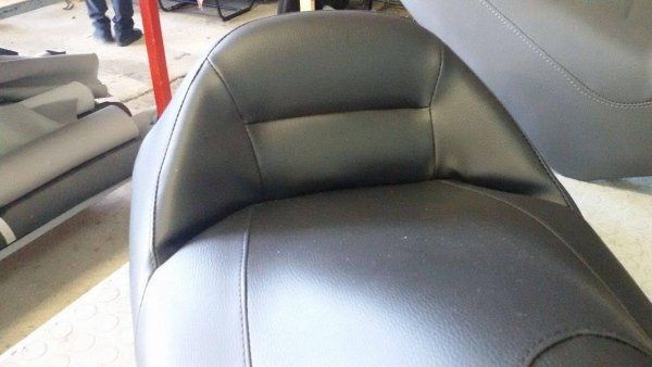 Primo piano del sedile in pelle nera di una motocicletta.
