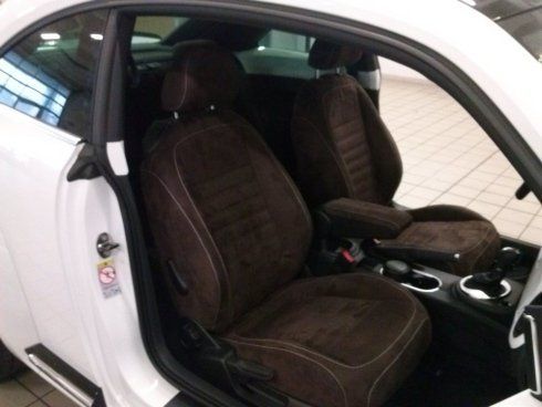 L'interno di un'auto bianca con sedili marroni