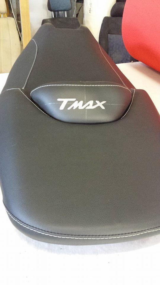 Un sedile nero con la scritta Tmax sopra