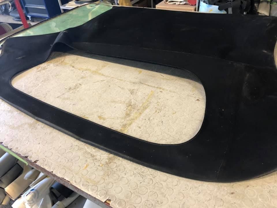 Un pezzo di stoffa nera è appoggiato su un tavolo.