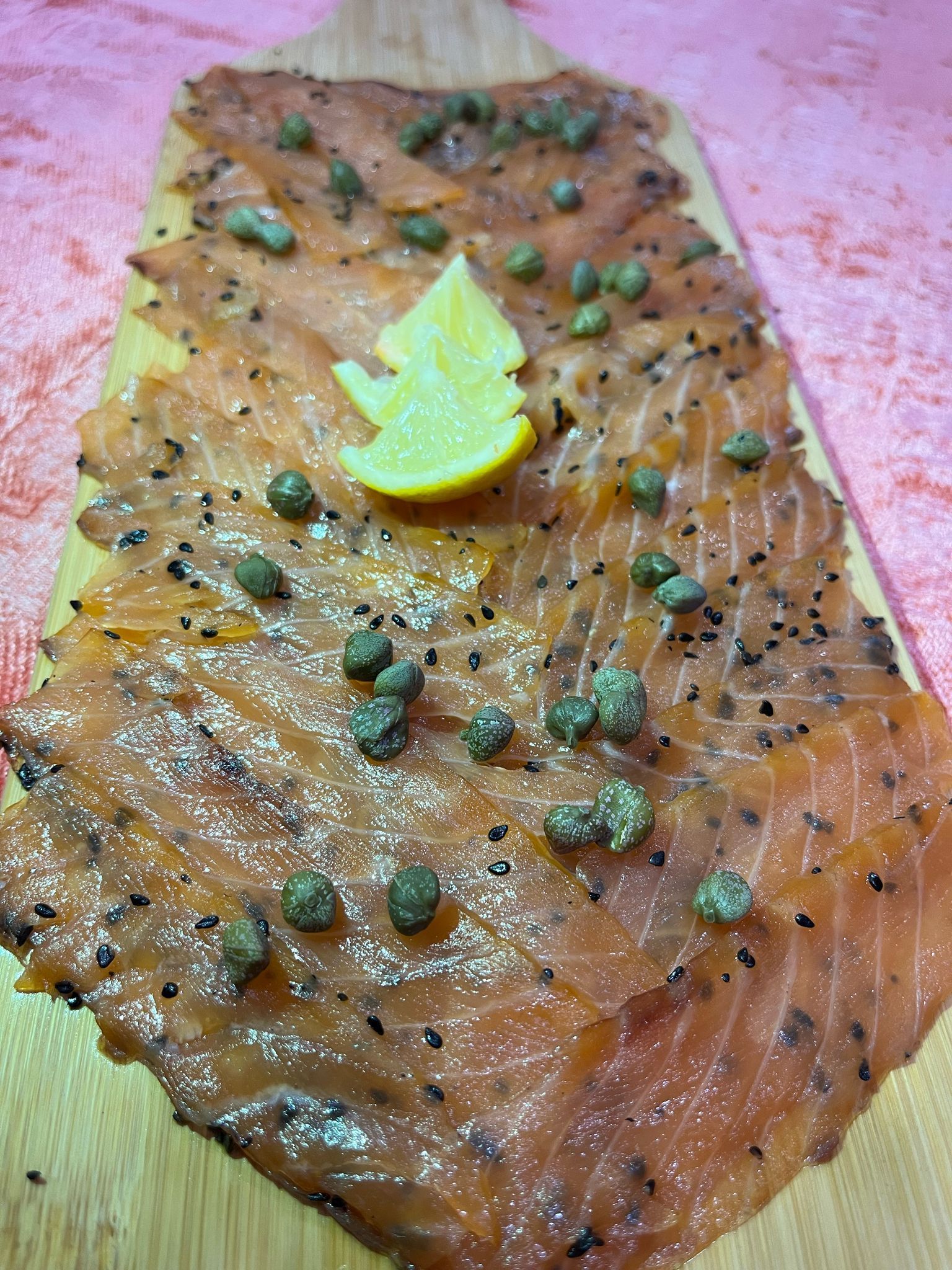 Saumon fumé au sésame noir