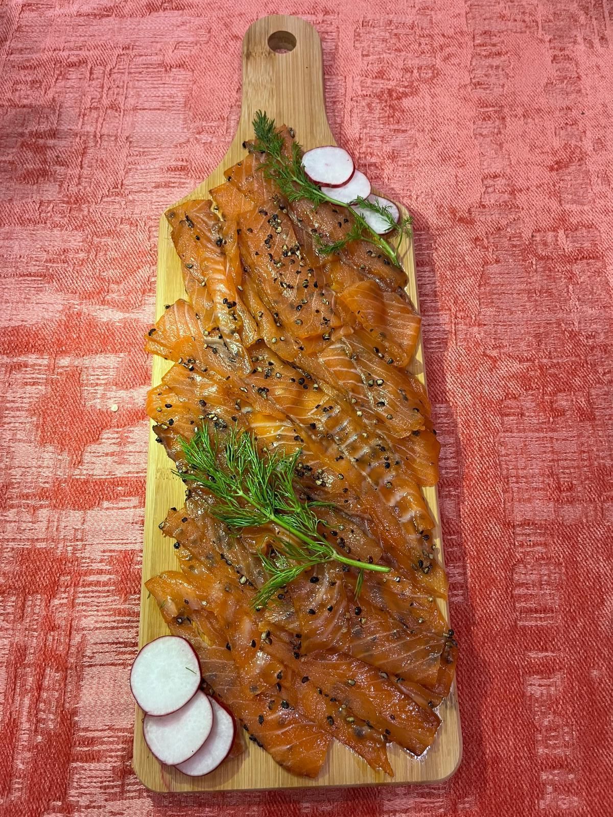 Saumon fumé au poivre concassé