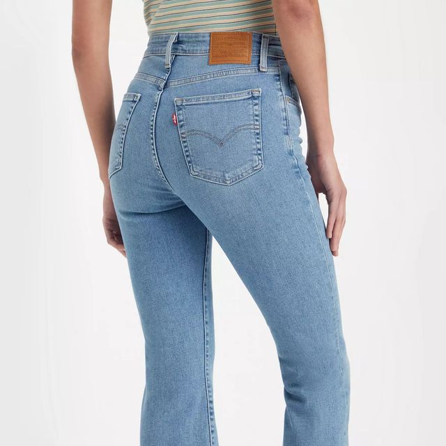 Una donna indossa un paio di jeans azzurri