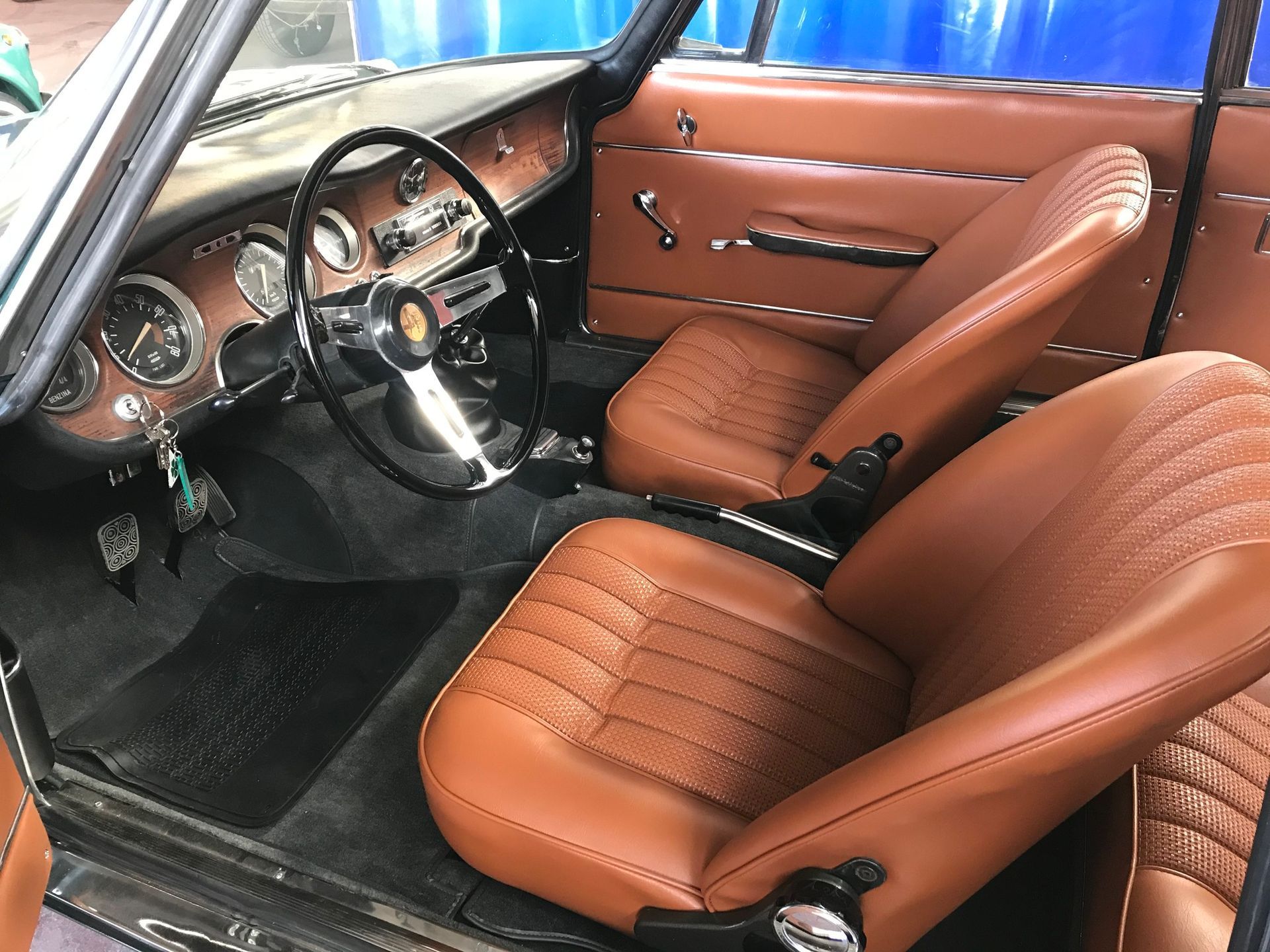 cura interni auto