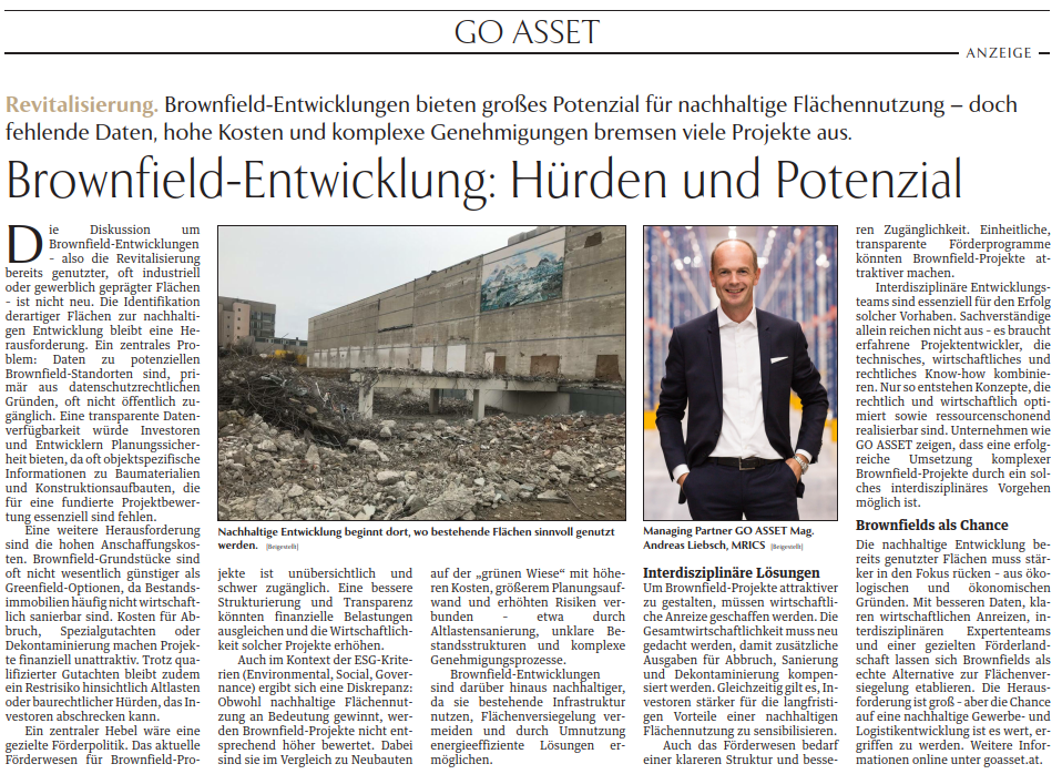 In einem Zeitungsartikel steht ein Mann im Anzug vor einem Gebäude.