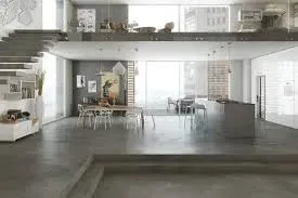 Interno di un loft moderno con pianta aperta, pavimento in cemento e soppalco.