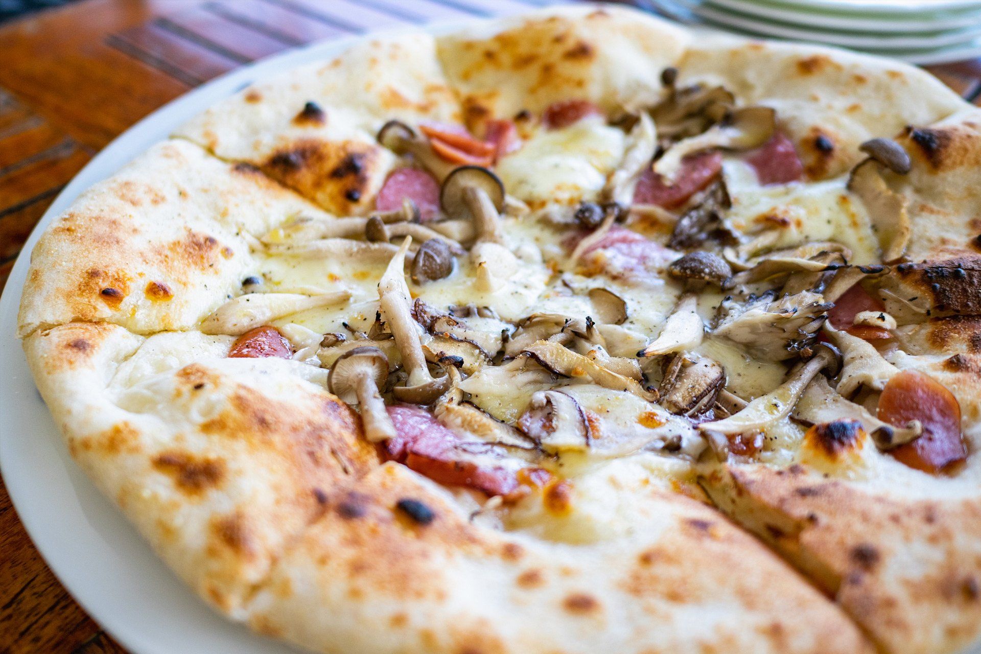 White pizza with mushrooms and pepperoni