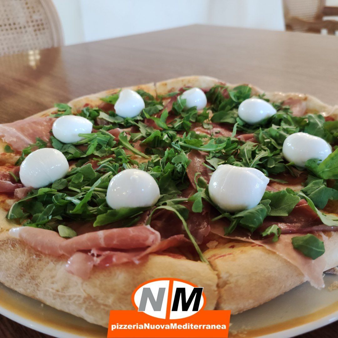 Pizza con bresaola, rucola e mozzarella fresca