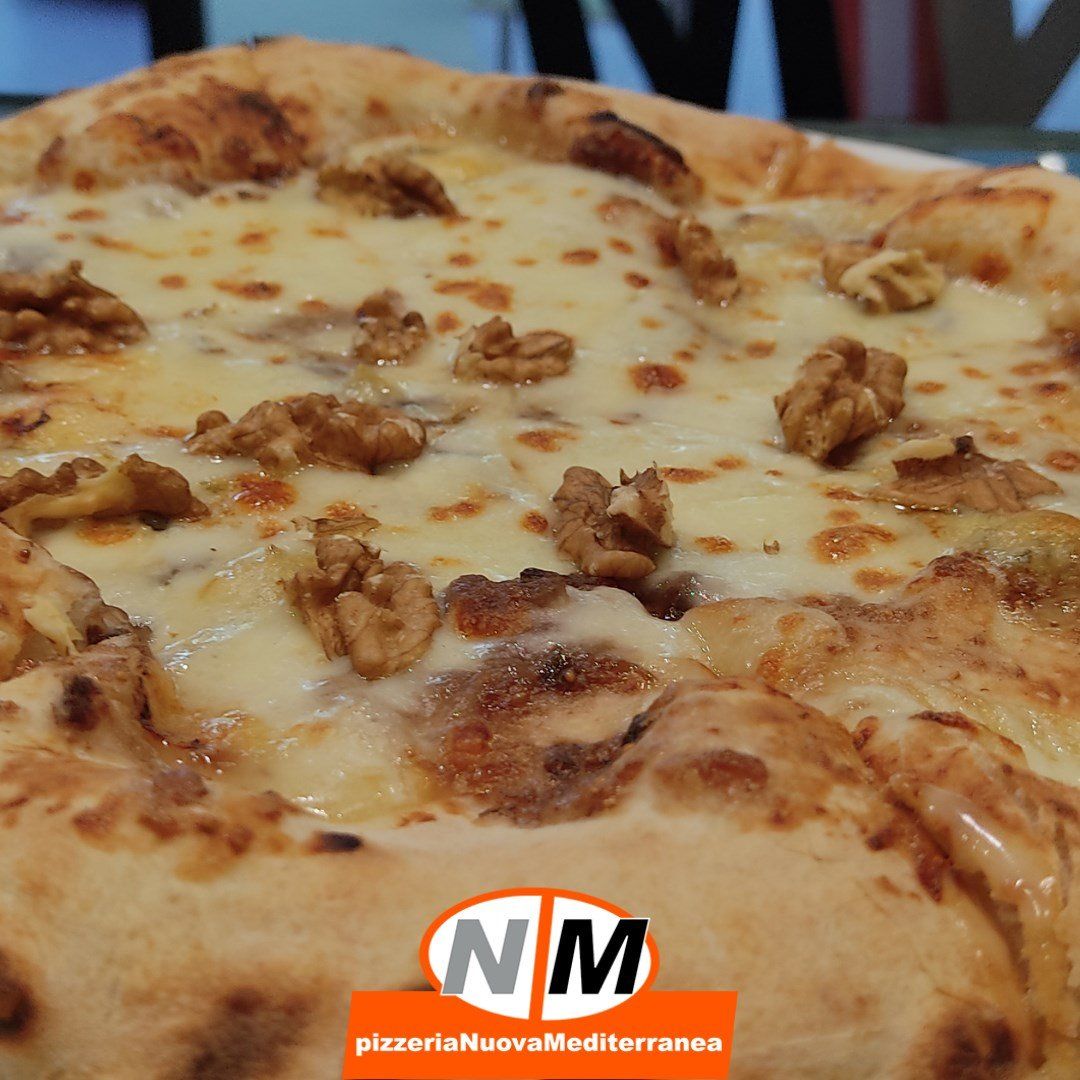Pizza con zola e noci