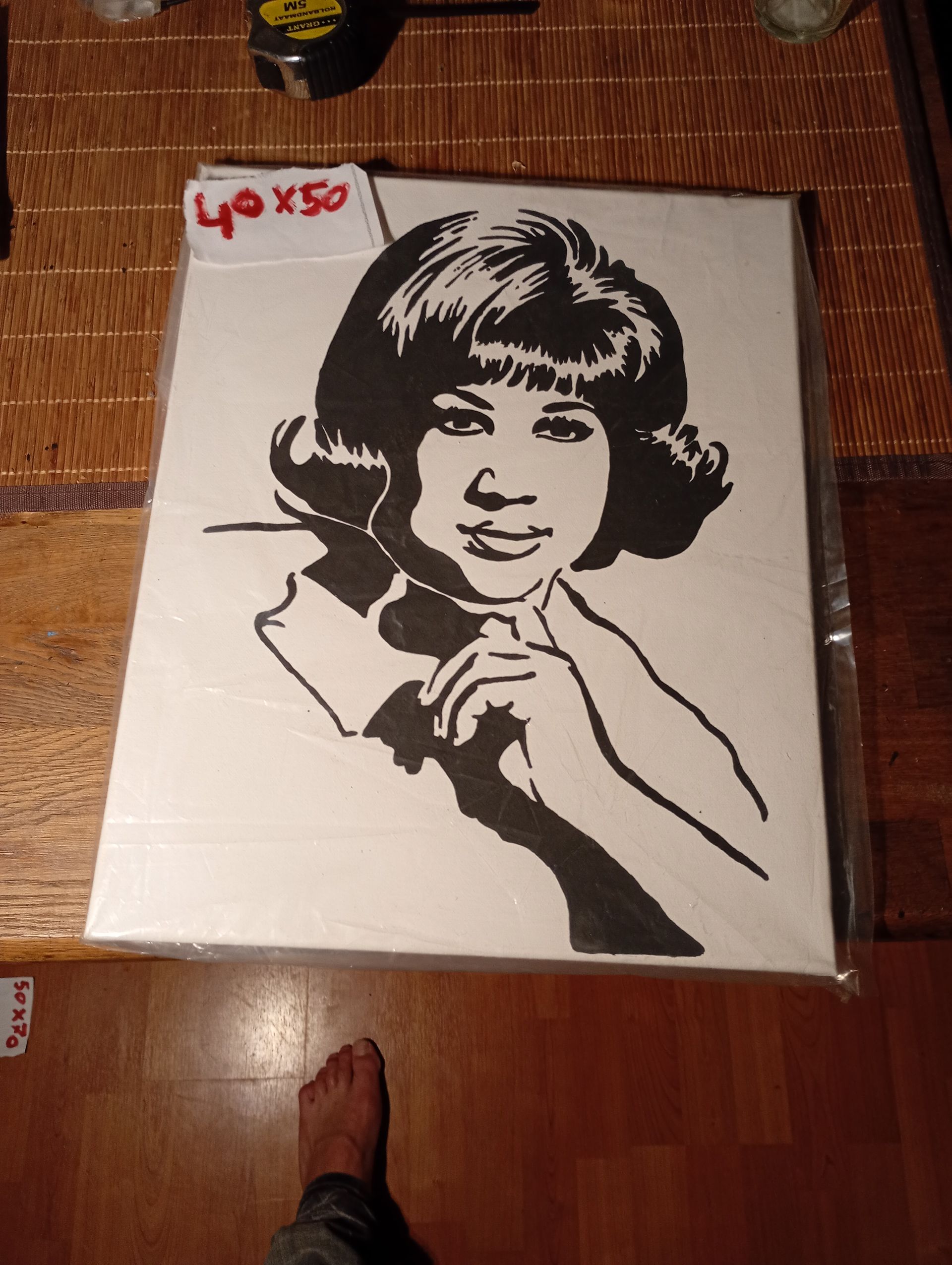 Zwart-witportret van een vrouw op een wit doek, formaat 40x50.