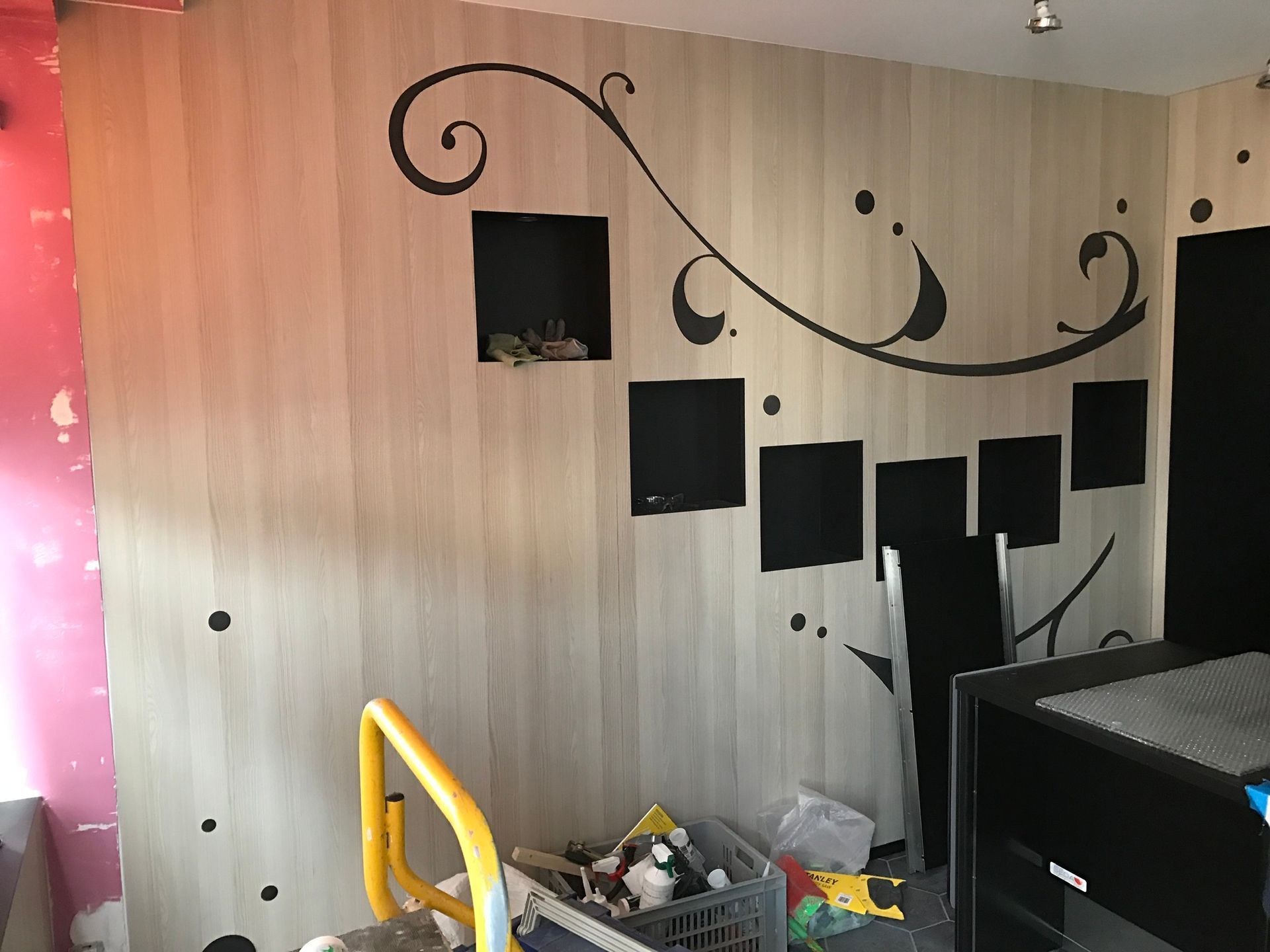 Une pièce avec un mur en bois et un tourbillon dessus.