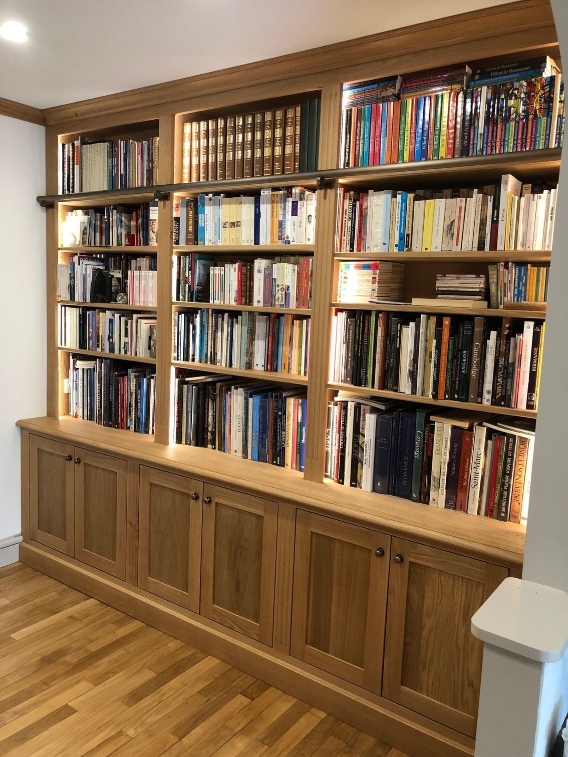 Il y a beaucoup de livres sur les étagères de la bibliothèque.